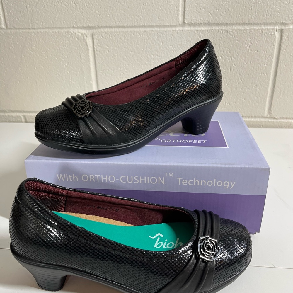 Black Women's Comfort Heel Pumps with Floral Accent NEW in box with xtra insoles